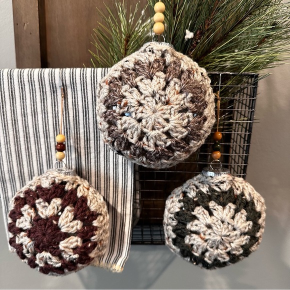 Hand knit/crochet country style Christmas ornaments, set of 3 - Picture 5 of 11